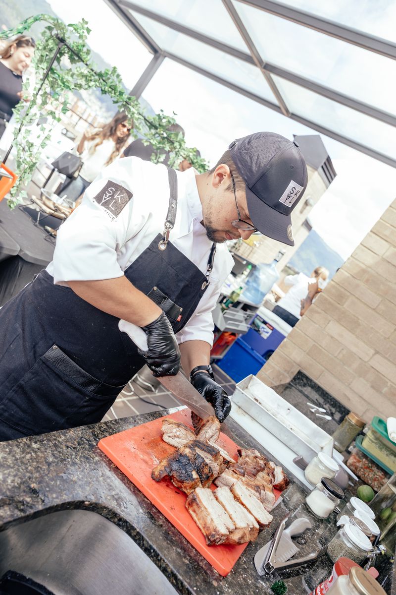 Chef cortando la carne en la estación