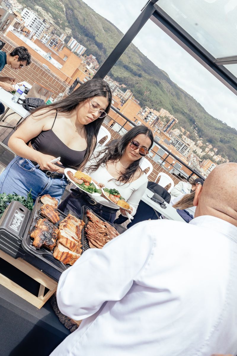 Invitados sirviéndose en la terraza